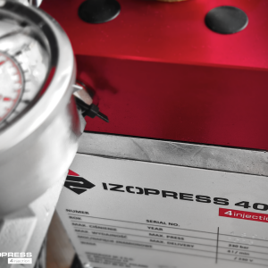 IZOPRESS 400 jest profesjonalną pompą wysokociśnieniową do wykonywania iniekcji uszczelniających i wzmacniających (klejenie rys)